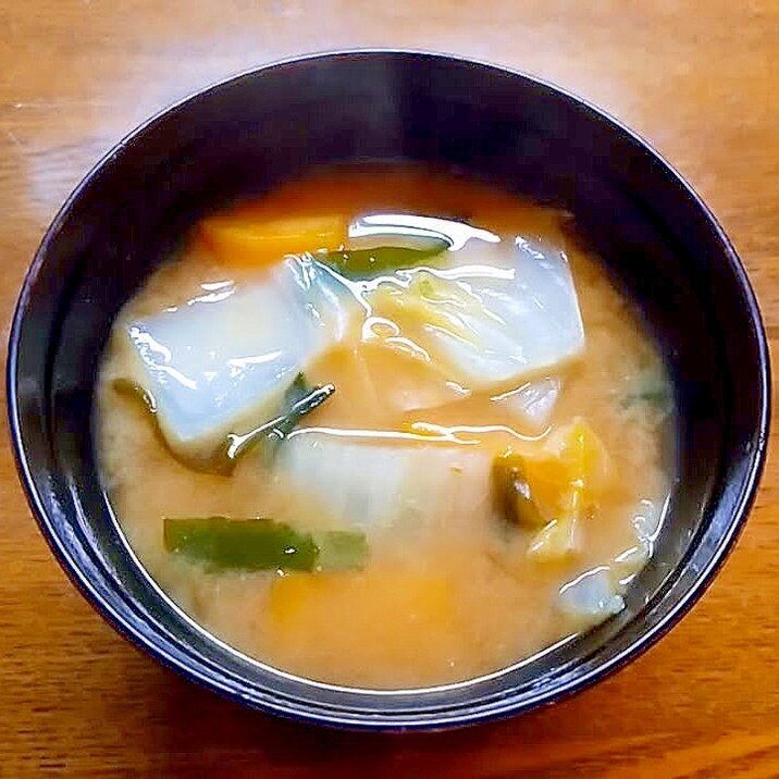 薩摩芋と白菜とワカメの味噌汁